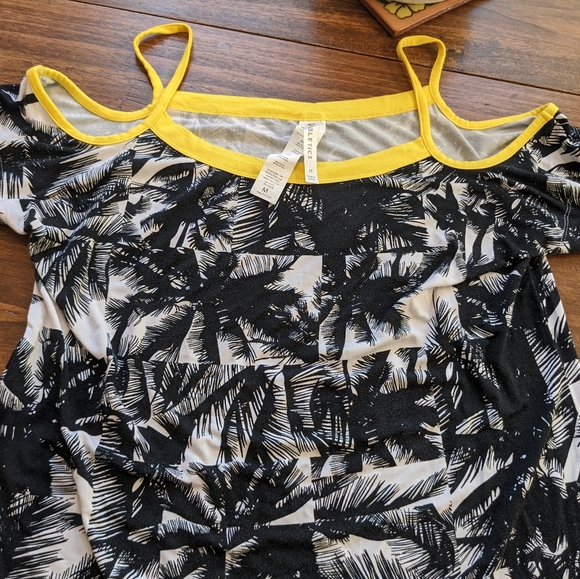 Fabletics Cold Shoulder Athletic Top Tunic Size Medium Black White Yellow - Picture 4 of 7